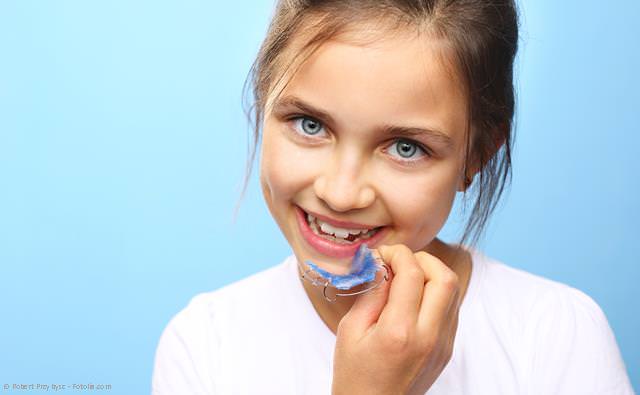 Wir geben Ihnen und Ihrem Kind Tipps für die Tragedauer, Handhabung und Pflege der losen Zahnspange.